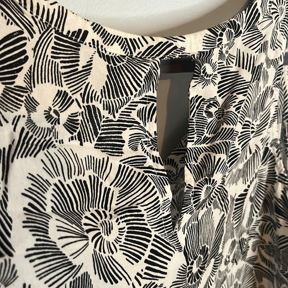 Pretty Floral Black and White Tank size Large Old Navy - Picture 3 of 5